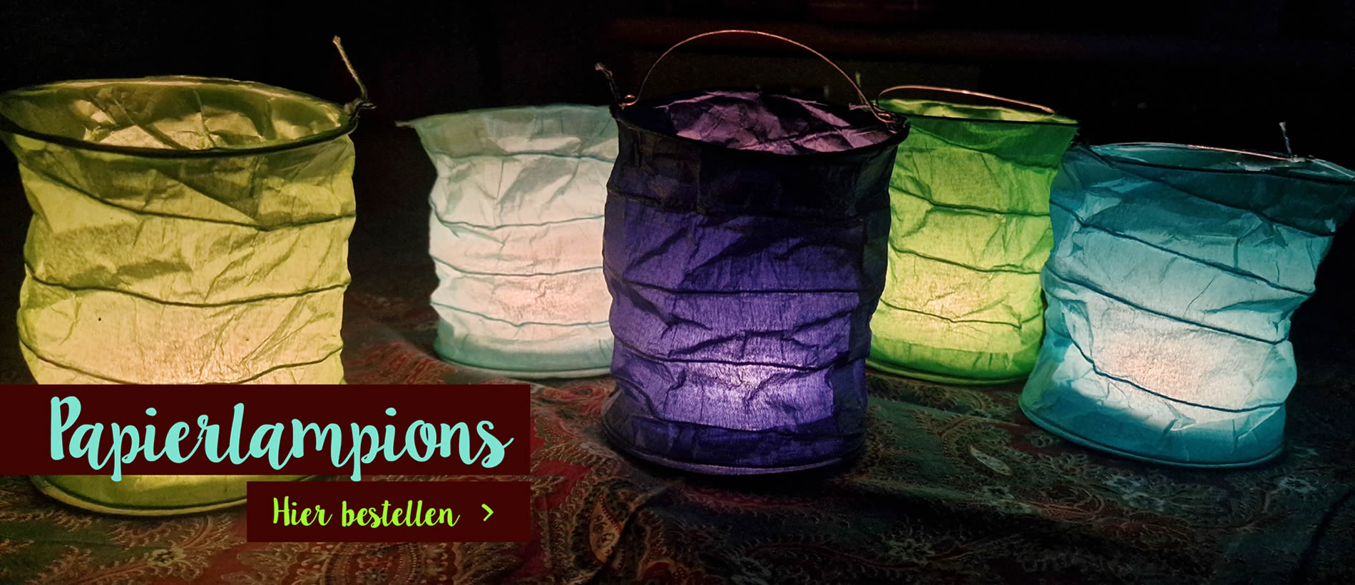 Papierlampions in der Nacht