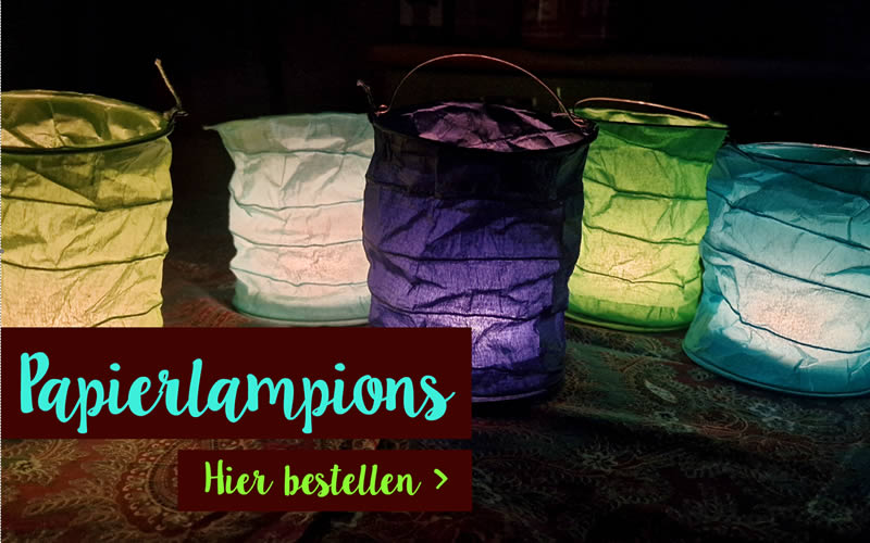 Papierlampions in der Nacht