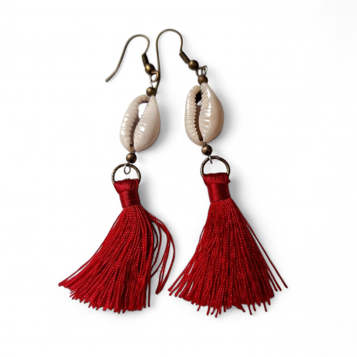 Boho Ohrhänger mit Quaste rot und Cowrie Muschel im Ethnolook