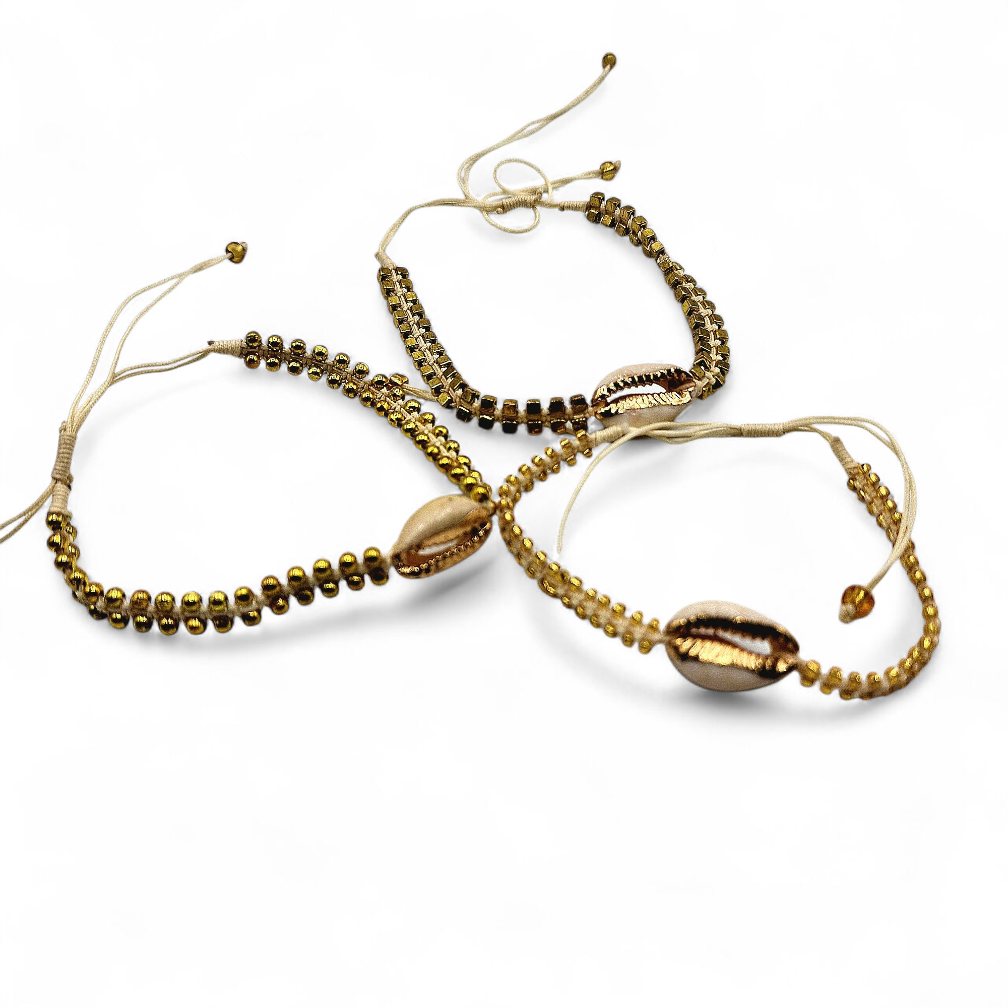 Muschelarmbänder S/3 mit Cowriemuscheln in Gold