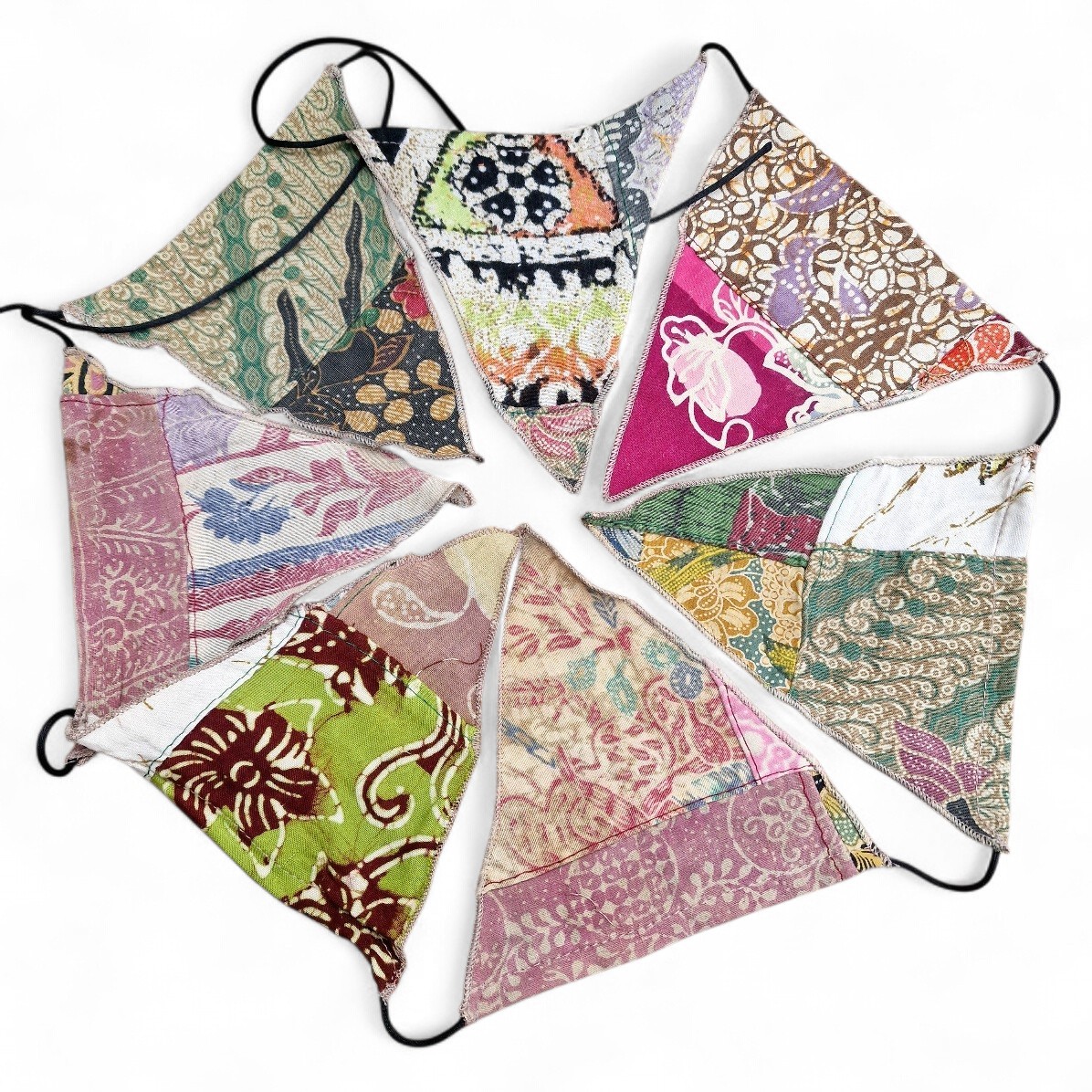 Stoffgirlande mit Wimpeln aus recycelten Bali Sarongs