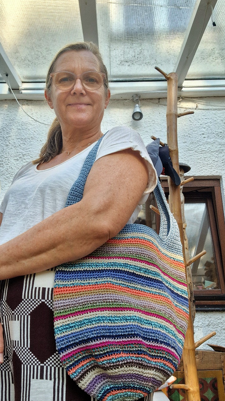 Frau trägt Häkeltasche