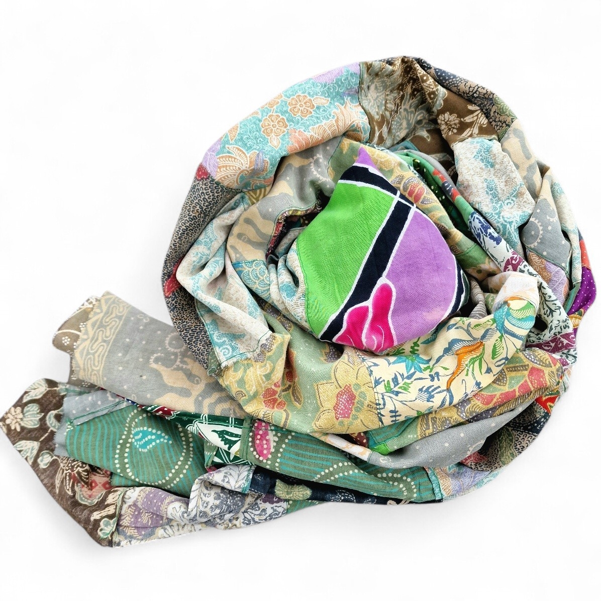 Boho Recycle-Sarong in grünlichen Farben, Stoffreste aus Bali-Sarongs im Patchworkstyle, Unikat, 125x250 cm