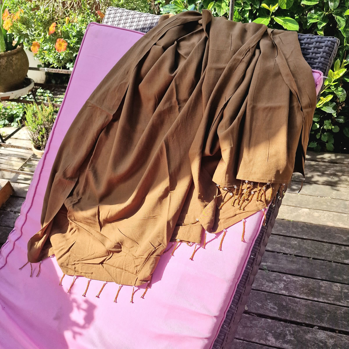 brauner Sarong auf Liege