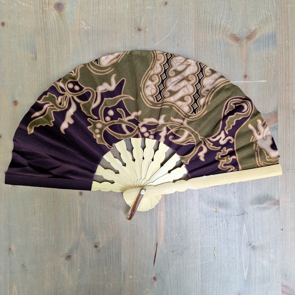 Taschenfächer Boho aus Sarongstoff, grün-braun Baumwolle/Holz