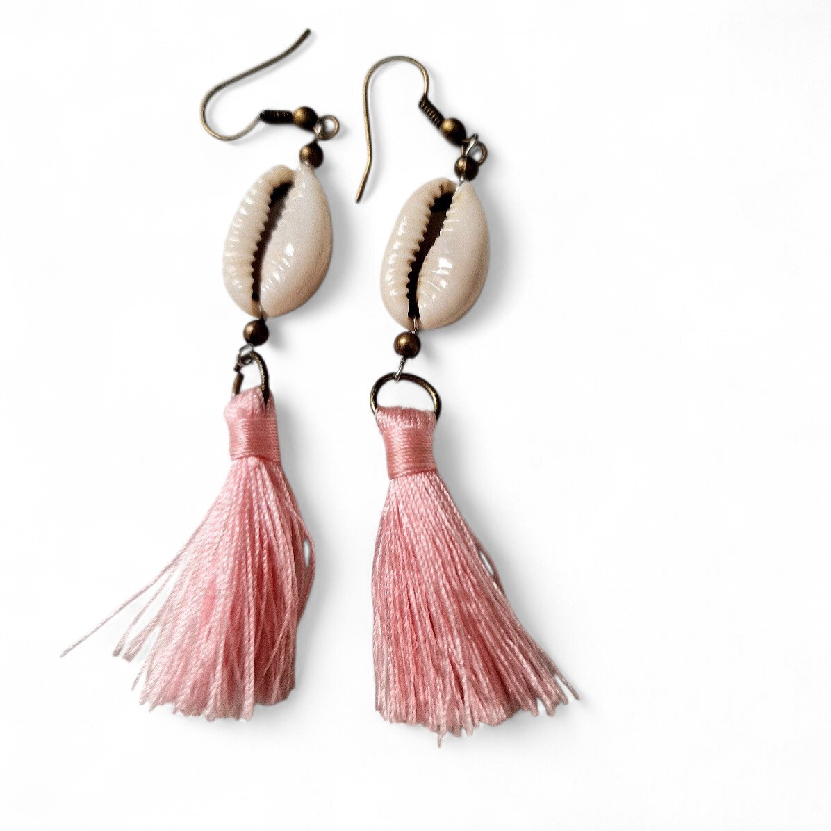 Boho Ohrhänger mit Quaste hellrosa, Kauri Muschel natur