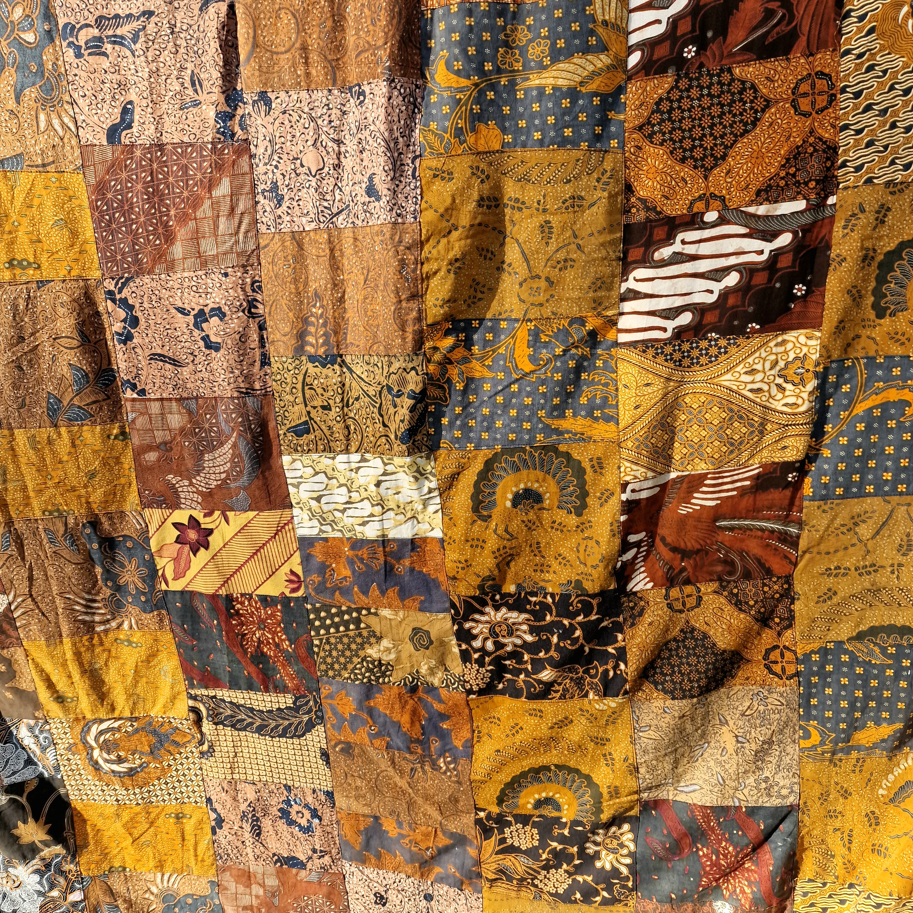 Detail braune Patchworkdecke