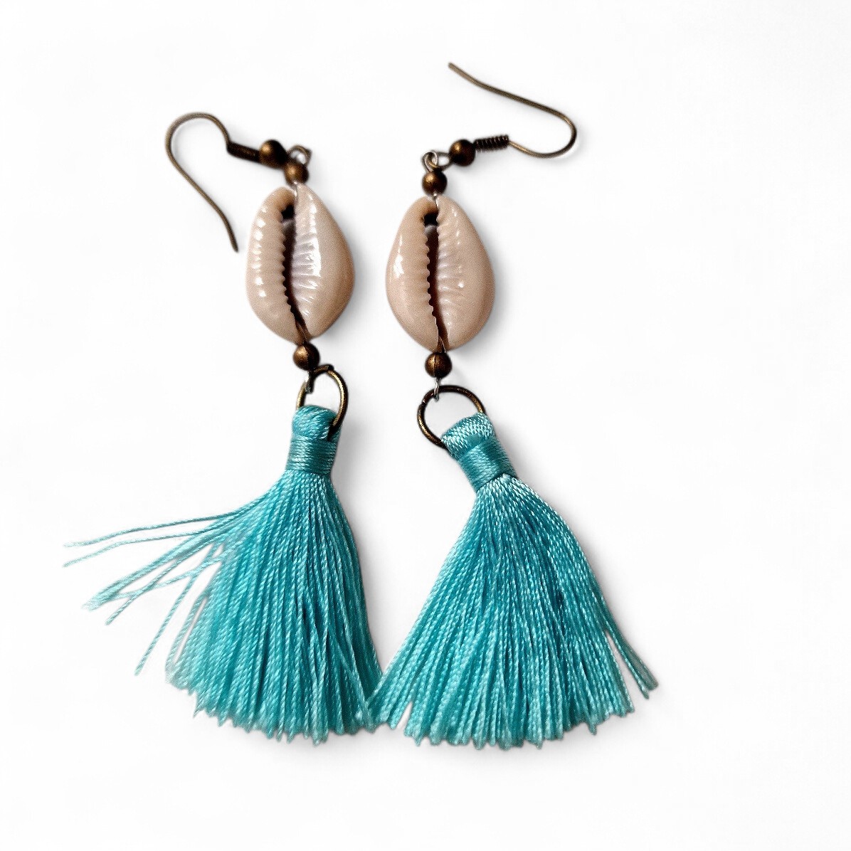Boho Ohrhänger mit Quaste türkis, Cowrie Muschel natur