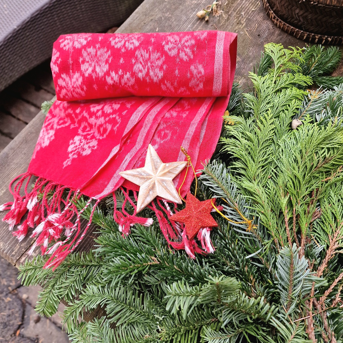 Tischläufer mit Ikatmuster handgewebt in Rot, aus Java, Indonesien, Baumwolle