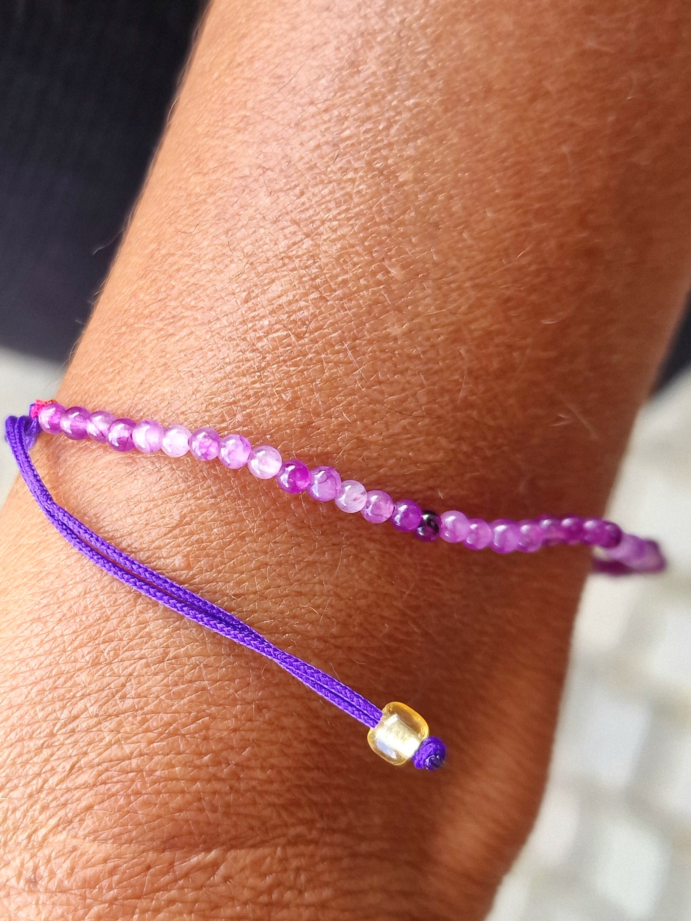 Feines Achat-Armband, Perlen aus Achat, lila