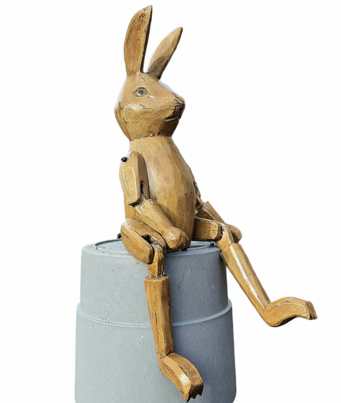 Kantenhocker Hase aus Holz, handgeschnitzt (braun) 28 cm