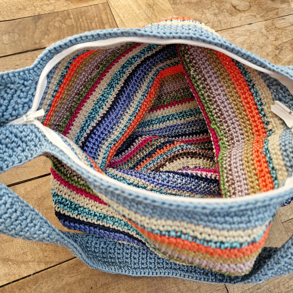 bunt gestreifte Tasche geöffnet
