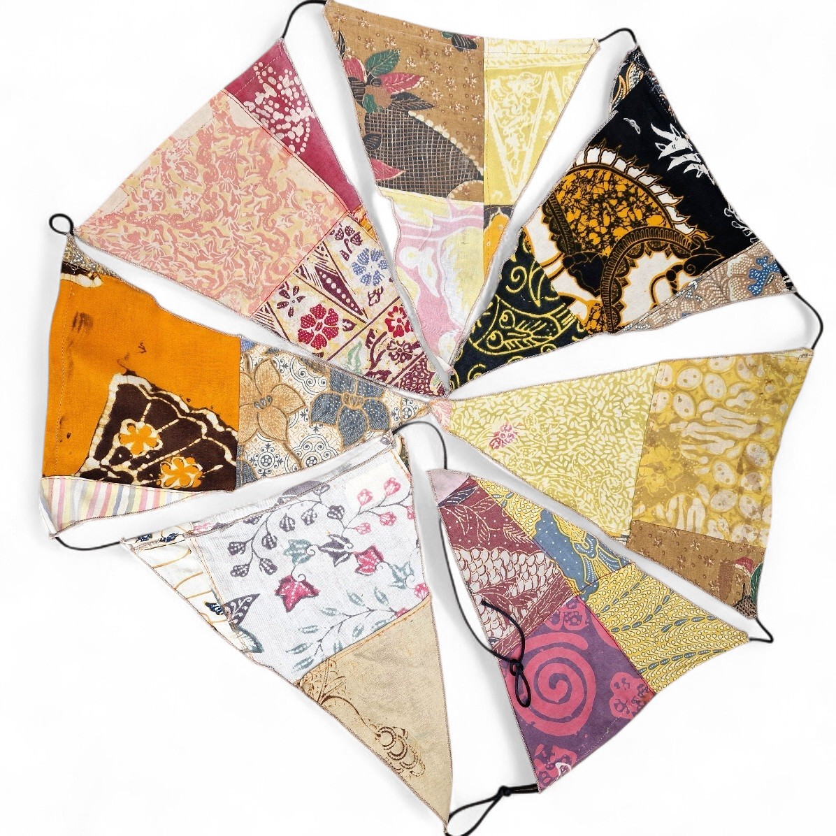 Dekogirlande mit Stoffwimpeln aus recycelten Bali Sarongs - Unikat