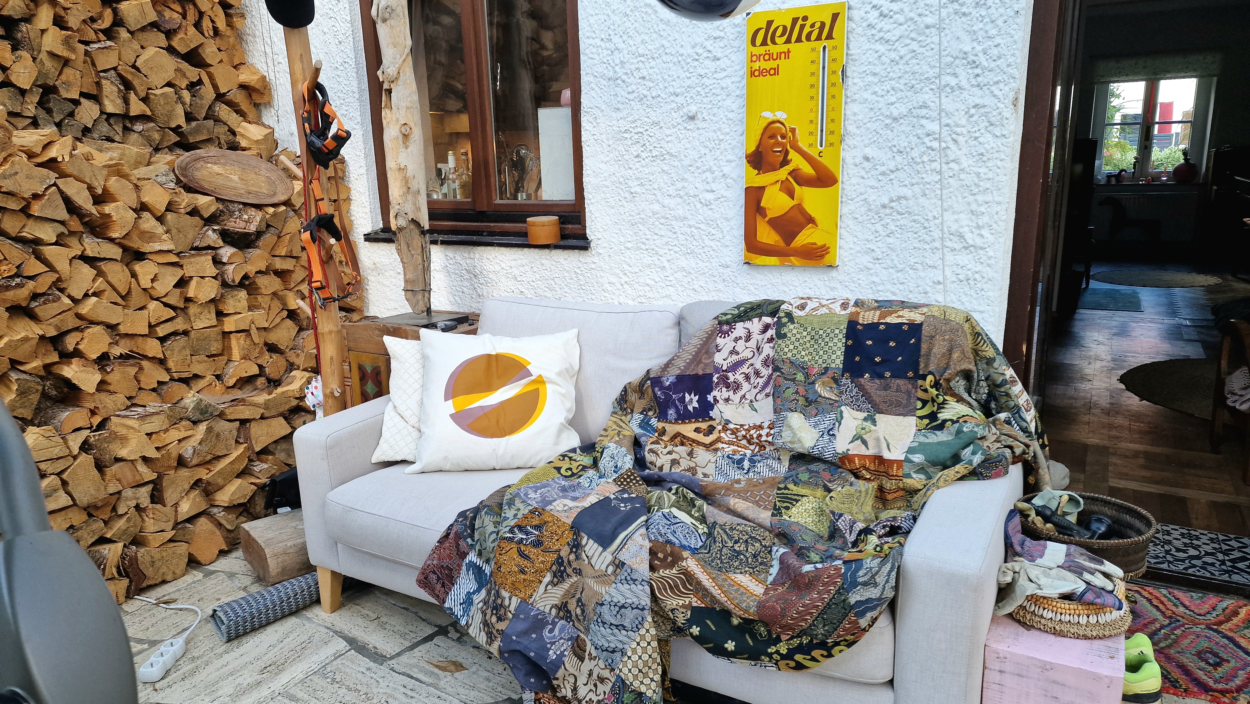 Patchworkdecke auf Sofa