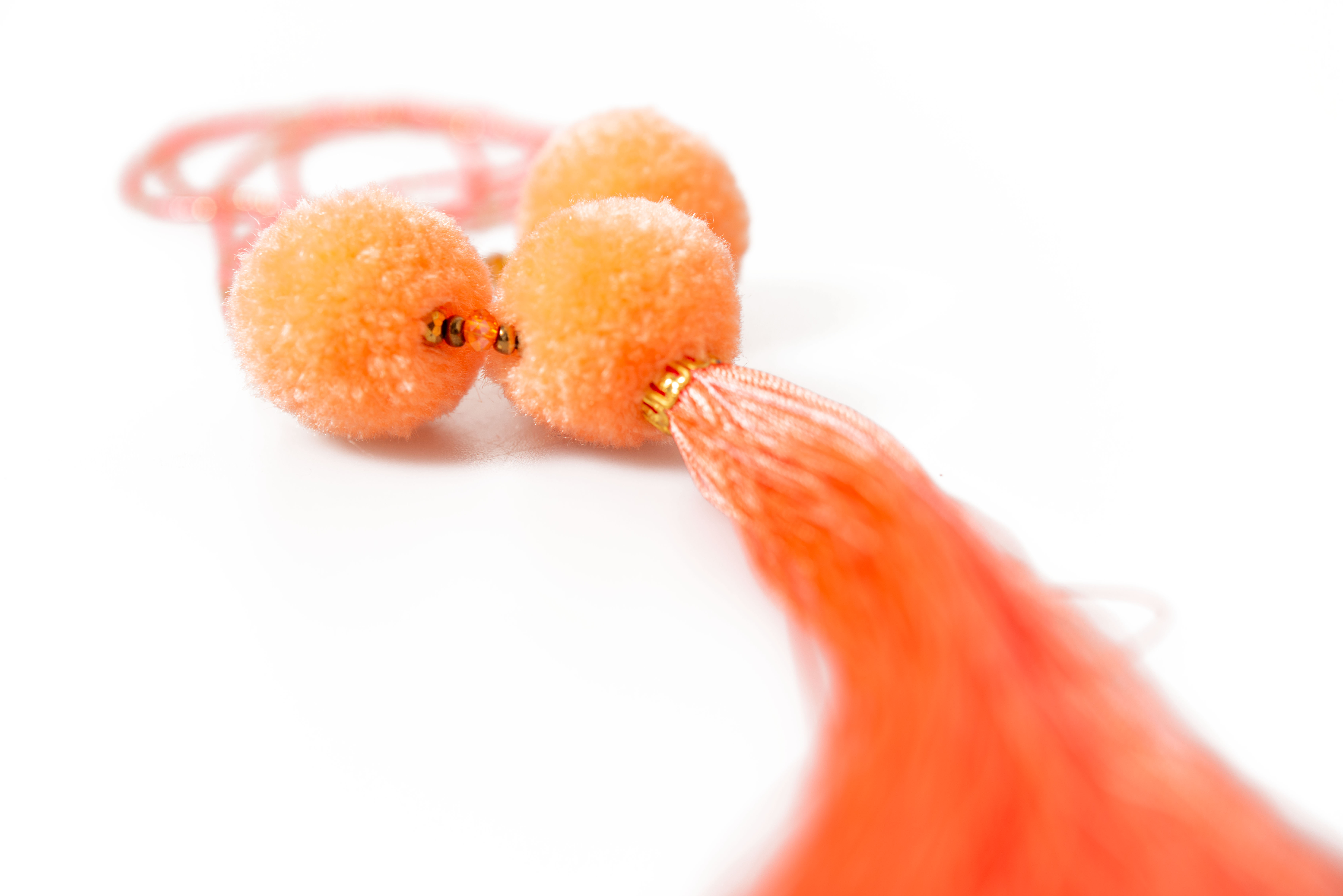 Bommelkette_Orange Bohokette Neon orange mit Glasperlen, Pompons und Quaste