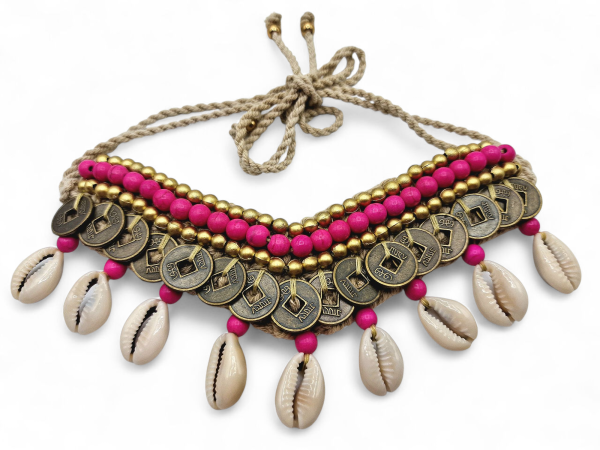 Kette Choker Boho mit Cowrie Muscheln, Münzen, Holzperlen pink