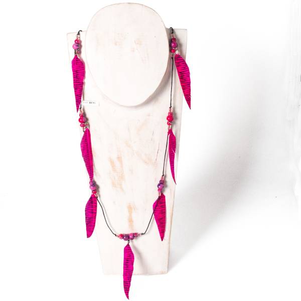 Bohokette mit Federn und Glasperlen in hellem Pink