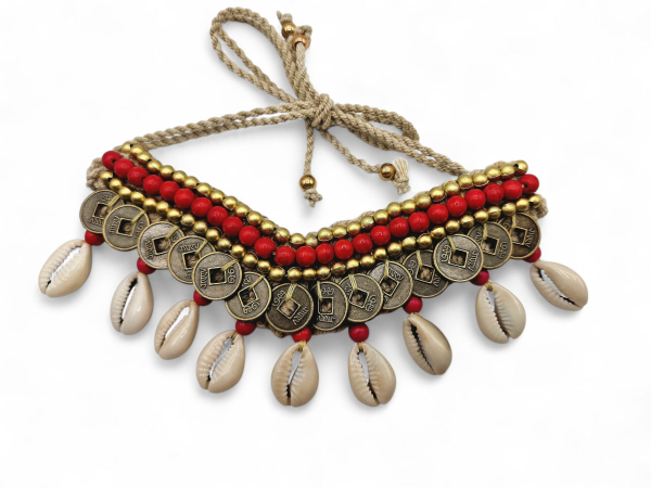 Choker Kette im Bohostyle mit Kauri Muscheln, Münzen und roten Perlen