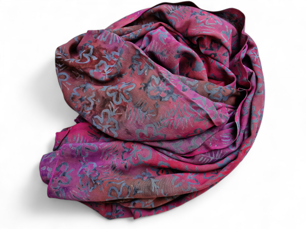 Sarong lila-pink mit blauen Batikblumen