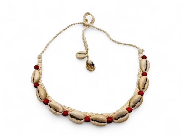 Muschelkette mit Cowrie Muscheln und Holzperlen auf geflochtenem Cottonstring