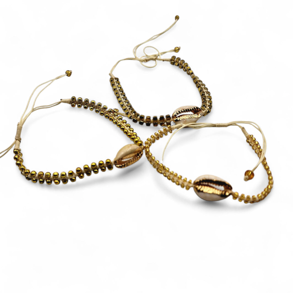 Muschelarmbänder S/3 mit Cowriemuscheln in Gold
